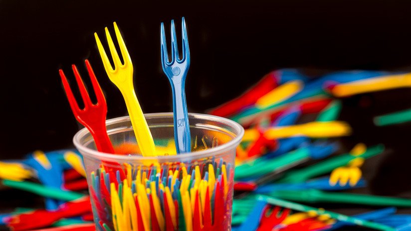 Adiós a los vasos, platos y bastoncillos: La Unión Europea prohíbe los plásticos de un solo uso a partir del 2021