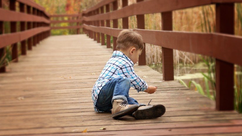 Una mujer golpea a un niño en los testículos y desata la furia de su madre