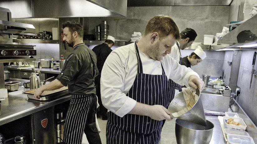 Activistas veganos irrumpen en un restaurante con estrella Michelin y el chef los enfrenta mostrándoles patos muertos