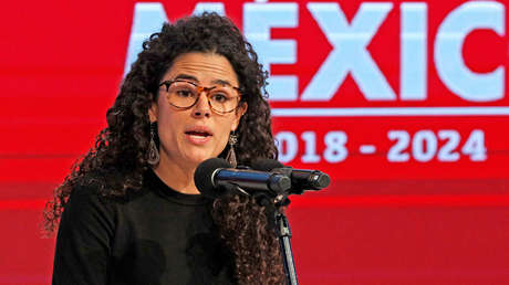 VIDEO: La secretaria del Trabajo de México viaja en sentido contrario y levanta polémica