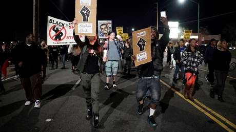 EE.UU.: Policías que dispararon fatalmente a un afroamericano desarmado en la espalda no enfrentarán cargos