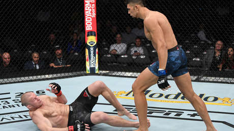 VIDEO, FOTO: El insólito momento en que un luchador se lesiona tras su victoria en el octágono