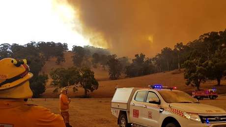 VIDEO, FOTOS: Decenas de incendios asolan varias ciudades en Australia