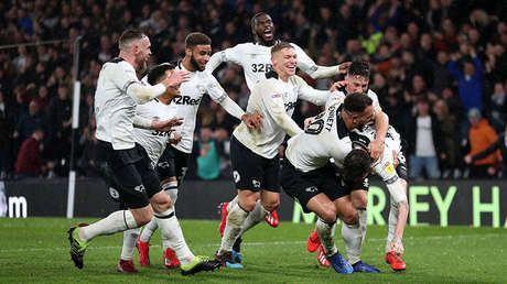 VIDEO: Joven futbolista deja a todos perplejos con una diana "astronómica" desde un "ángulo imposible"