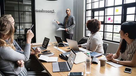 FOTOS: Estudiante acude a clase con su bebé y el profesor la sostiene durante la lección para que pueda tomar apuntes