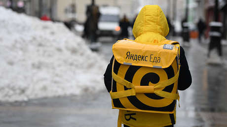 Una joven madre reparte comida junto con su bebé y salta a la fama en la Red