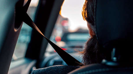 VIDEO: Graban a un hombre que recorre dormido una autopista dentro de un Tesla con el piloto automático