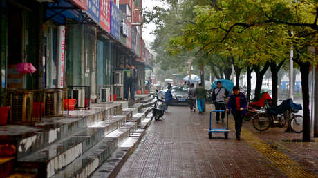"Ya no lo quiero conmigo": Una madre golpea y abandona a su hijo en la calle por no sacar buenas notas