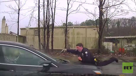 VIDEO: Policía de EE.UU. dispara 15 veces a un hombre que se negó a bajar de vehículo robado