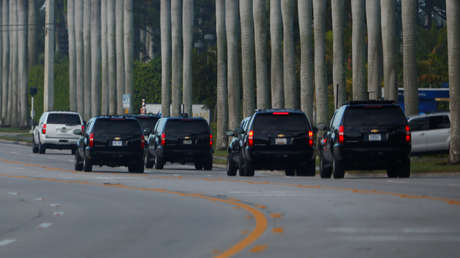 VIDEO: Un auto se estrella contra una barrera y evita un choque frontal con la caravana de Trump 