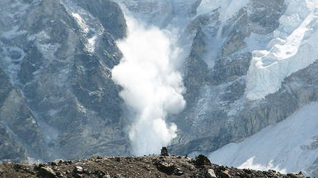 VIDEO: El aterrador momento en que una avalancha de nieve 'se traga' una aldea en la India
