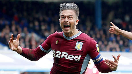 VIDEO: Un futbolista es atacado por un hincha en pleno partido y luego marca el gol de la victoria