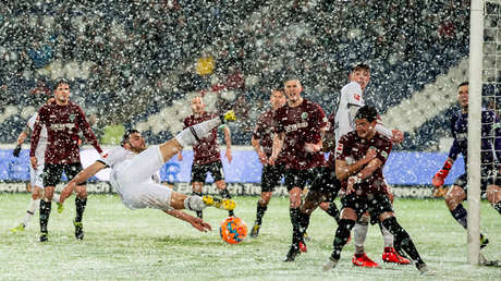 VIDEO: La nieve 'ataja' un remate al arco frenando el balón en la línea de gol en un partido de la Bundesliga