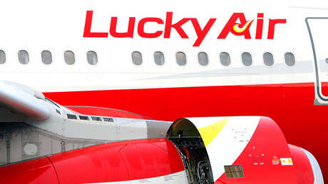 Detenidas dos mujeres por arrojar monedas a la turbina de un avión para tener buena suerte durante el vuelo