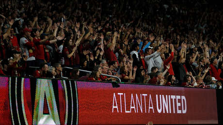VIDEO: Esta inusual forma de entretener a una niña en un partido de fútbol causa admiración en la Red