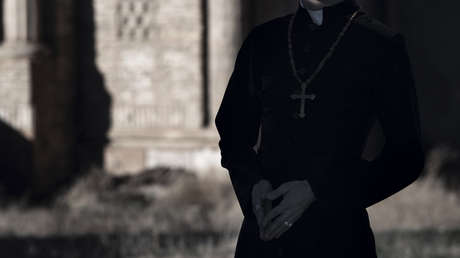 Un excura acusado de abusos sexuales recibe un tiro mortal en el cuello en su casa