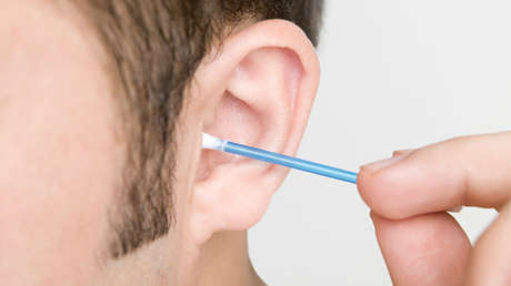 Un hombre sufrió durante años convulsiones y dolores de cabeza hasta que los médicos encontraron un bastoncillo para oídos en su cráneo