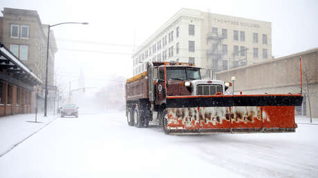 El 'ciclón bomba' en EE.UU. deja al menos un muerto, cientos de accidentes y más de 1.000 vuelos cancelados