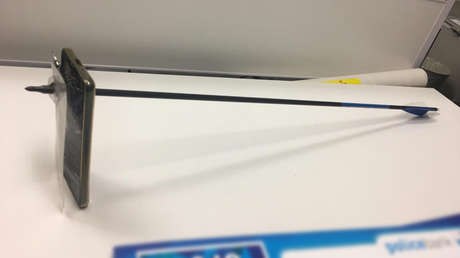 Evita morir de un flechazo gracias a su teléfono móvil (IMÁGENES)