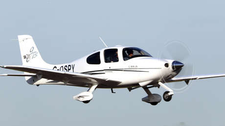 VIDEO: Una avioneta pasa por delante de un coche antes de estrellarse