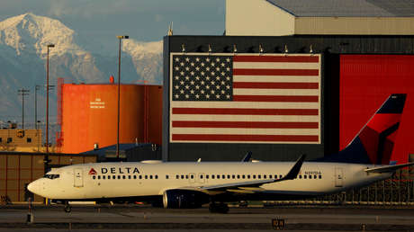 VIDEO: Pasajero de primera clase descubre una larva en el plato que le sirvieron en el vuelo