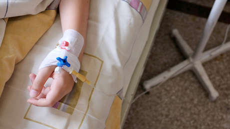 Mujer inyecta sangre a su hijo hospitalizado para atraer la atención de los médicos y una cámara oculta la delata