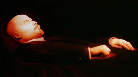 "¡Levántate!": Un hombre intenta 'revivir' a Lenin con aceite de oliva