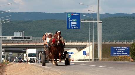 FOTOS: Construyen e inauguran una autopista de un solo metro en Rumania 