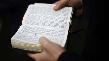 Un cura brasileño da cocaína a un joven durante un programa de televisión
