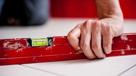 FOTOS, VIDEO: Ambientalista de EE.UU. construye una casa ecológica por solo 1.500 dólares