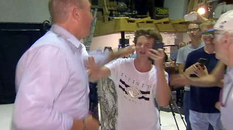 Joven que lanzó un huevo a un senador donará decenas de miles a supervivientes del atentado en Nueva Zelanda