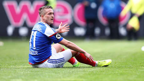 Doble fiasco en dos segundos: Manda el balón al poste a puerta vacía y evita el gol de un compañero (VIDEO)