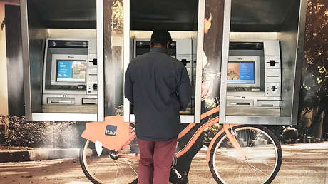 VIDEO: Un ladrón intenta huir de la escena del crimen en autobús y con un cajero automático a cuestas