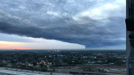 VIDEO: Arde una planta petroquímica en Texas