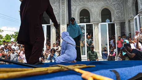 Indonesia: Azotan públicamente a varias parejas por verse a solas sin estar casadas