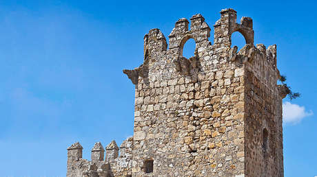 Restauran con una chapa metálica un castillo español con 700 años de historia