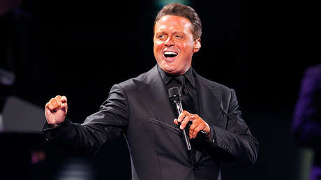 Luis Miguel lanza el micrófono a los sonidistas durante un concierto en Panamá (VIDEOS)