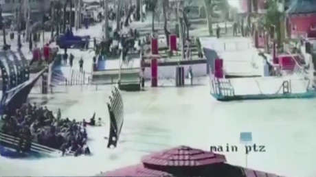 Graban el momento del naufragio de un ferry en Irak que costó la vida a casi 100 personas