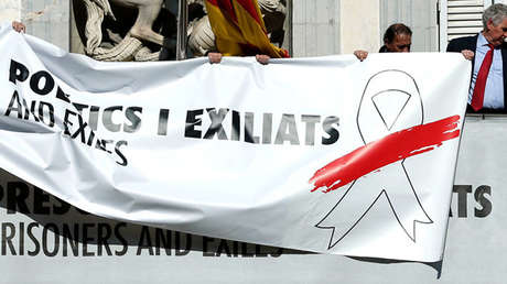 El presidente catalán cede y retira la pancarta con el lazo blanco del edificio de la Generalitat