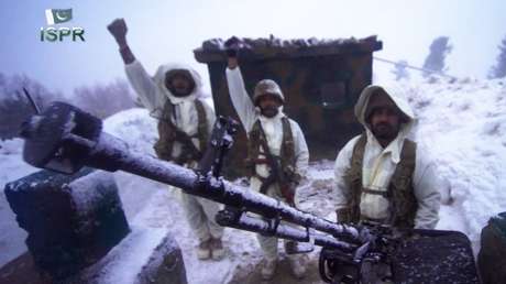 VIDEO: Cazas paquistaníes derriban un avión hostil... en un animado videoclip patriótico-musical