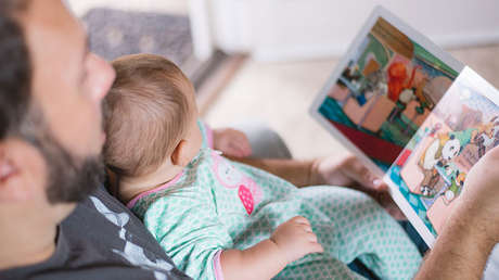 "Si abrís los ojos te llevo a casa": Enfermero adopta a un bebé abandonado y conmueve a Argentina
