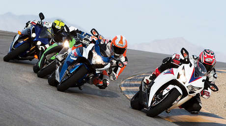 'Boxeo' sobre ruedas: Dos pilotos se pelean en plena carrera de motos tras un accidente surrealista (VIDEO)