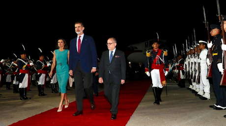 Los reyes de España, atrapados una hora en el avión a su llegada a Argentina