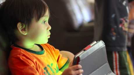 El uso prolongado de celulares podría desencadenar en los niños una "epidemia" de huesos débiles