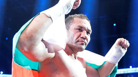 VIDEO: Boxeador causa indignación en las redes al besar a reportera en los labios sin su consentimiento en medio de una entrevista