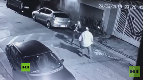 VIDEO: Una policía militar brasileña de paisano mata a tiros a un criminal que trataba de robarla