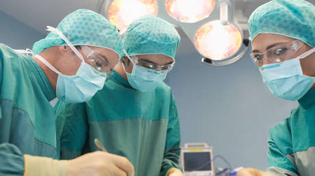 Cirujanos extraen un artefacto explosivo de la cabeza de un joven indígena en Colombia