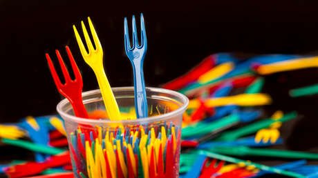 Adiós a los vasos, platos y bastoncillos: La Unión Europea prohíbe los plásticos de un solo uso a partir del 2021