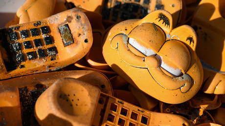 Resuelven el misterio de los teléfonos del gato Garfield que 'invadieron' durante 30 años las playas francesas