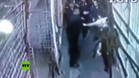 VIDEO: Cámaras captan cómo policías golpean a dos mujeres en la Ciudad de México